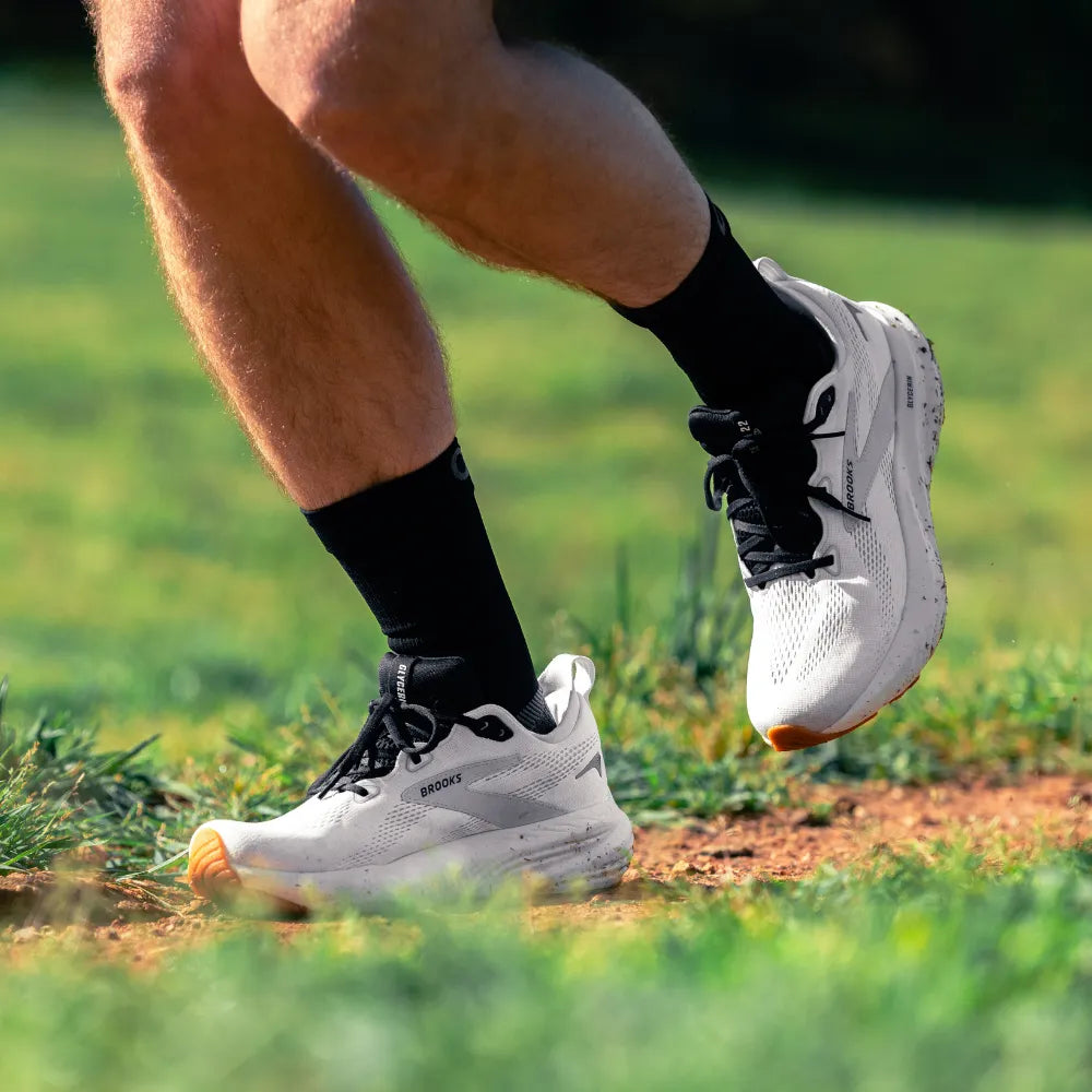 Runner wearing black crew plantar fasciitis socks | OS1st