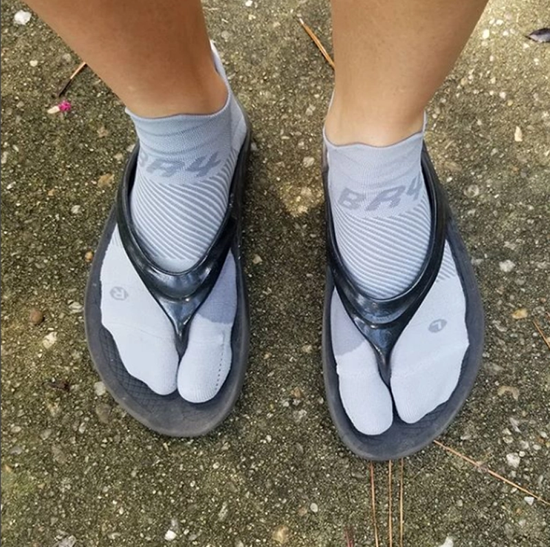 Bunion relief socks with split toe design in grey | OS1st