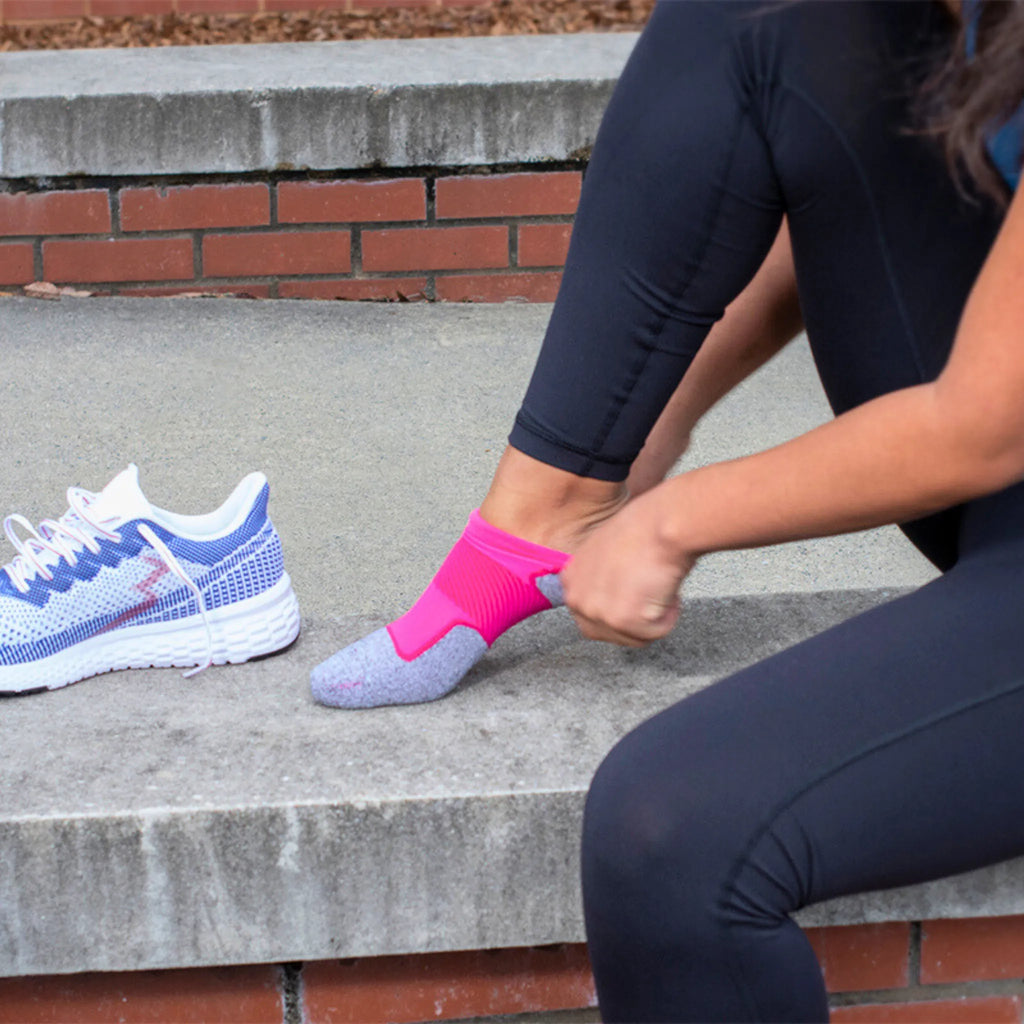 Female runner putting on Active Comfort in Pink Fusion | OS1st