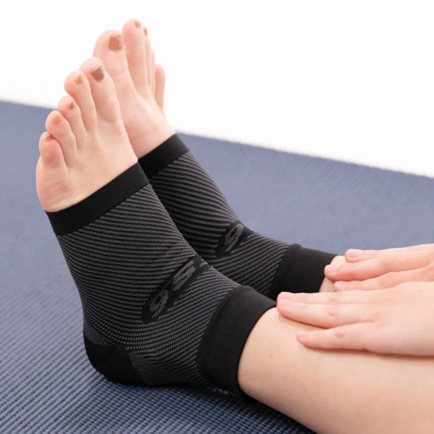 person wearing black fs6 plantar fasciitis sleeves | OS1st