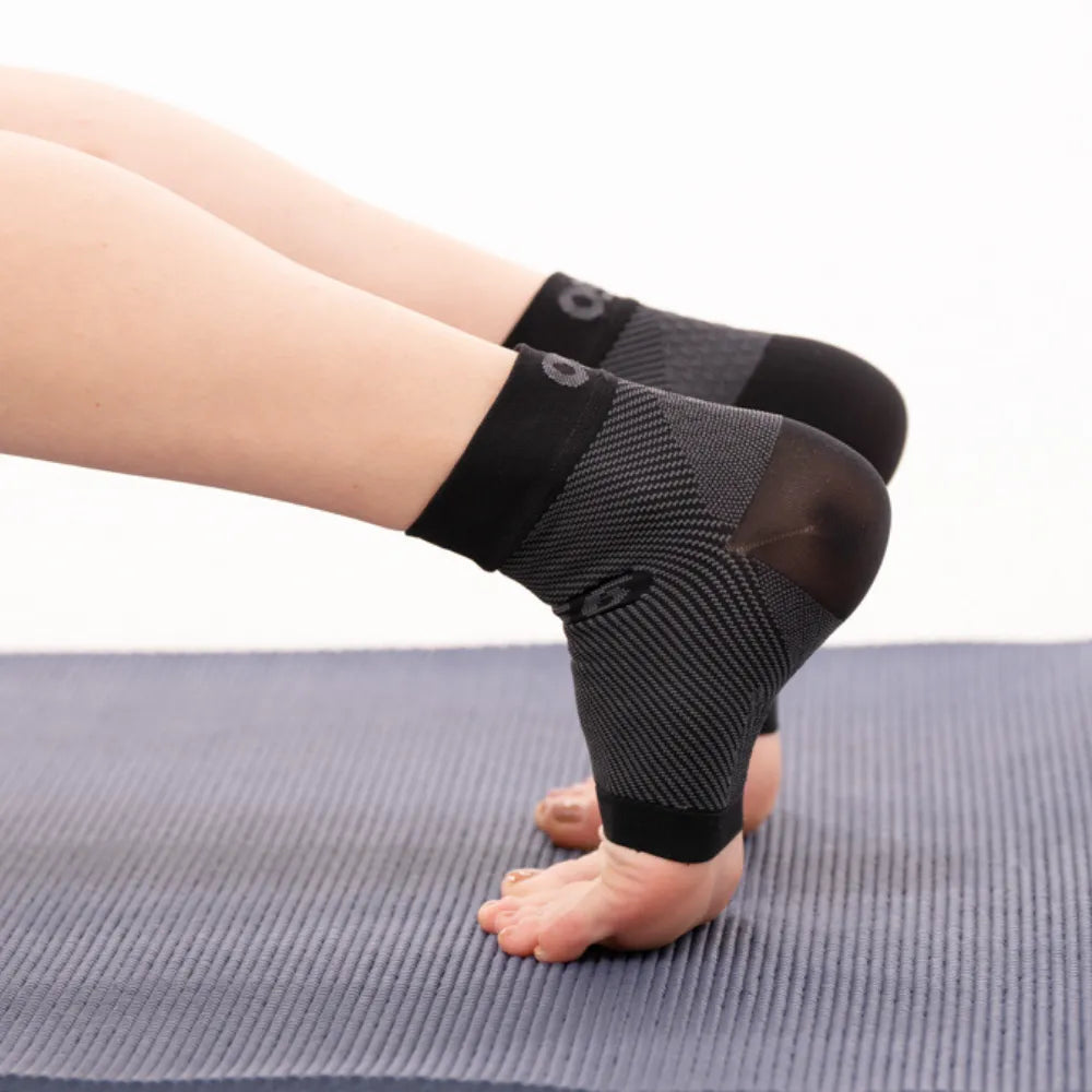 Person wearing black fs6 plantar fasciitis sleeves | OS1st