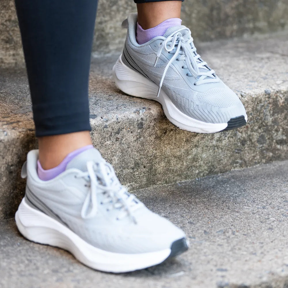 #color_lavender
Woman wearing lavender plantar fasciitis socks | OS1st