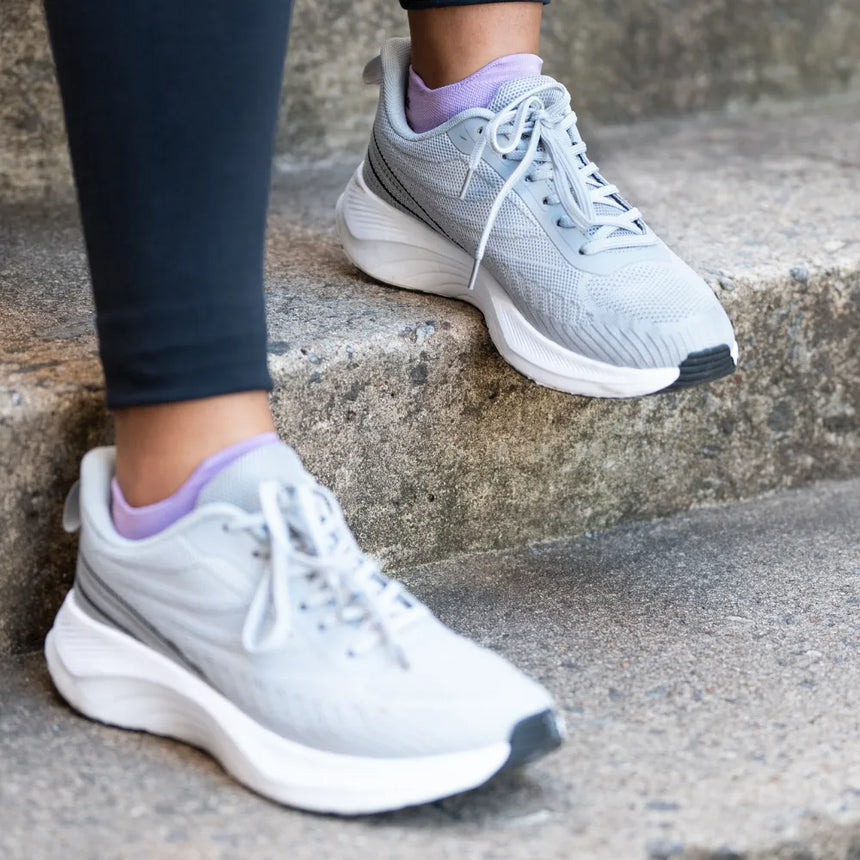 #color_lavender
Woman wearing lavender plantar fasciitis socks | OS1st