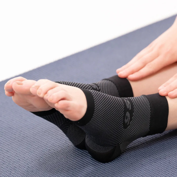 Person wearing fs6 plantar fasciitis sleeves | OS1st