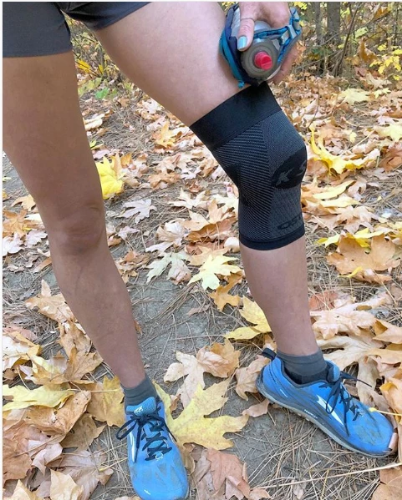 a woman hiking in the KS7 performance knee sleeve | OS1st