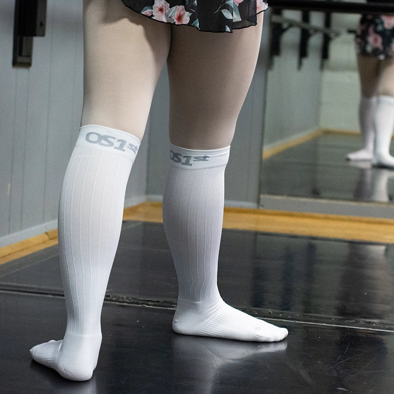 Dancer wearing the Travel Socks in white | OS1st